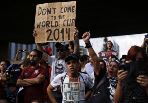 2014-01-26T043739Z_1740519400_GM1EA1Q0YZY01_RTRMADP_3_BRAZIL-WORLDCUP-PROTESTS-e1391011135644